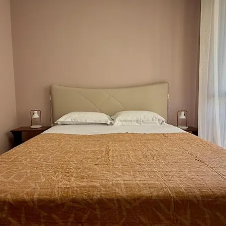Apartment 2br Near New Bazaar 2 Baths Sleeps 5 *