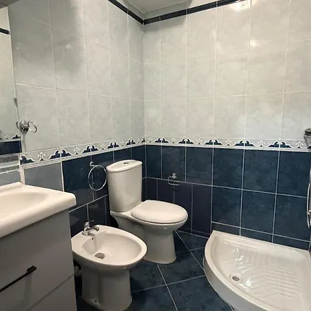 2br Near New Bazaar 2 Baths Sleeps 5 * Tirana
